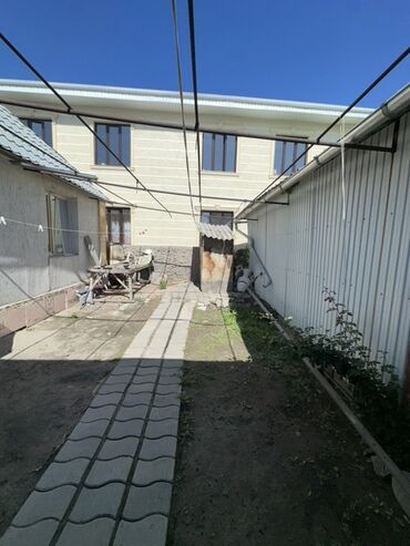 срочно продаю в связи с переездом: Продаётся с капитальным гаражом и полной правовой чистотой (Красная