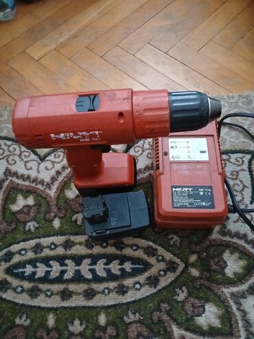 polica za kupatilo iznad wc solje: Hilti bušilica/šrafilica model SB 10. Uz nju dolazi punjač i jedna