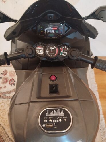 Uşaq üçün elektrik maşınları: Yenidir .4-5 defe sürülüb.her weyi iwleyir