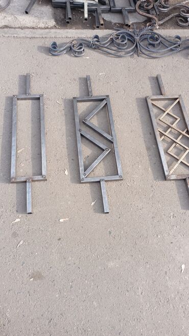 Откатные ворота: Элегантные кованые ворота черного цвета с изящными золотистыми — 28