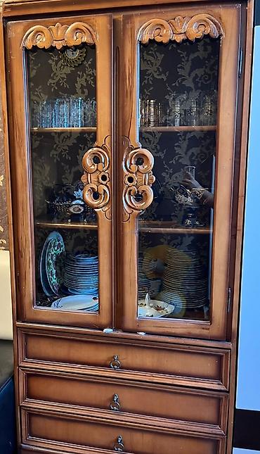 Ev üçün mebel: Klassik üslubda taxta bufet/vitrin şkafı. - Material: massiv ağac — 1