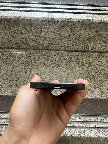 Apple iPhone: IPhone 13, цвет Midnight (чёрный) - Компактный корпус с плоскими — 5