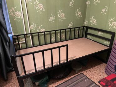 Односпальные кровати: Продается кровать делали на заказ, пользовались 3 месяца, подойдет