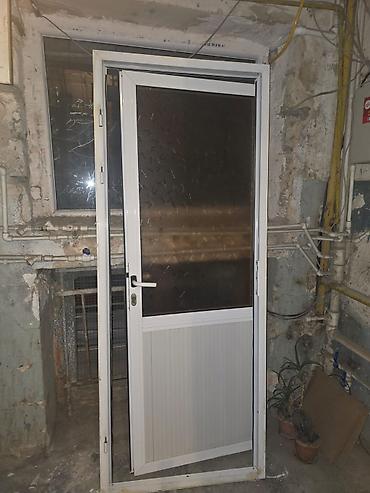 Aliminum qapı satılır. Ağ rəngli, çərçivəli plastik qapıdır. Qapının