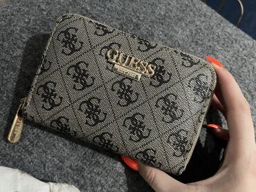 iv sen loran torbe: Ženski novčanik, Guess, Materijal: Veštačka koža