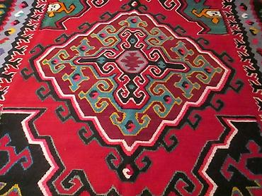 Tepisi i prostirke: Nov,unikatan cilim na prodaju. Rucno tkan,vuna je u pitanju. Dimenzije — 9