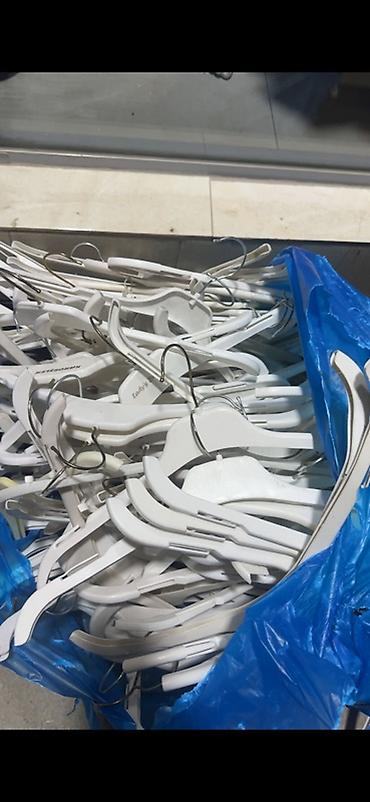 вешалка с одеждой: Ağ rəngli plastik geyim asılqanları toplusu. Bu asılqanlar möhkəm — 1