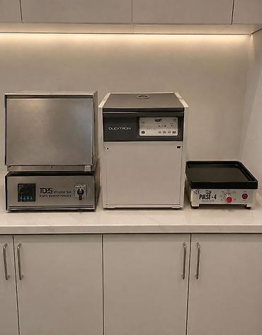 tibbi tullantı qabları: Diş texnikleri ücün avadanliq.hamsi birlikde. Qiymet 2900 azn. Real — 1
