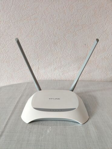 Modemlər və şəbəkə avadanlıqları: Tplink router. Çox az istifadə olunub. Wifi, şəbəkə yayıcı. 4 lan