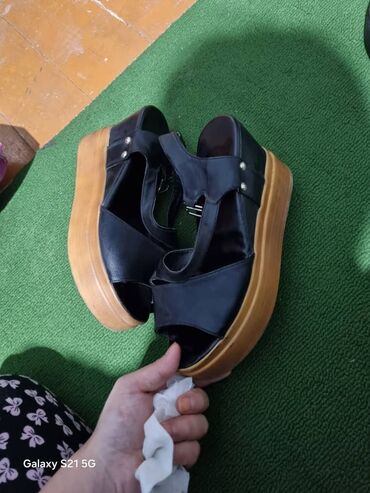 черные брючные классические шорты: Айымдардын башка бут кийими