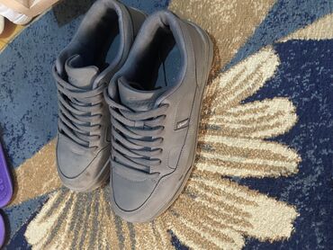 eqa shoes ecemi unvan: Boz rəngli kişi krossovkası – Besta brendi - Stil: Aşağı boğaz