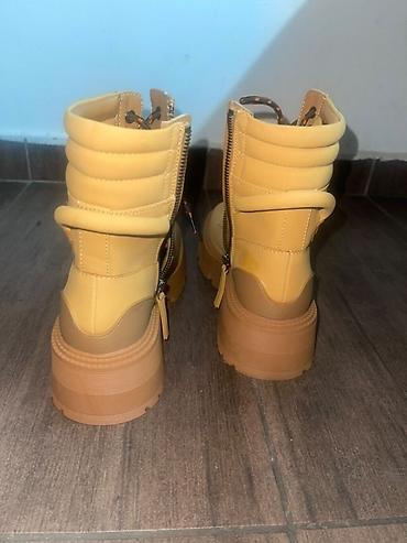 bata gležnjače: Bershka ženske čizme. Potpuno nove. Br 37 — 4