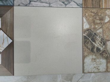 kuxna ucun metlax: Keramoqranit/plitka – açıq bej rəngdə, hamar mat səthli kvadrat