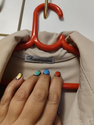 Bluze: Dve ženske bluze u nežnim neutralnim tonovima. 1) Puder‑roze bluza: - — 5