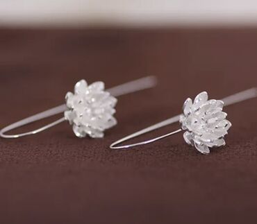 серьги для девочек: Продаю серебряные сережки 925 пробы в форме цветка. Обмен не