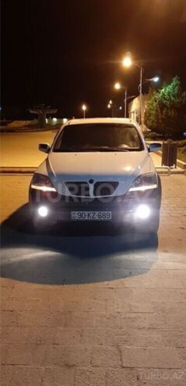 опел зафира б: Ağ rəngdə Kia Sorento avtomobili. Avtomobilin ön hissəsindəki radiator