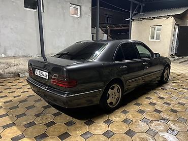 чайка автомобиль: Mercedes-Benz E-Class: 2001 г., Седан — 4