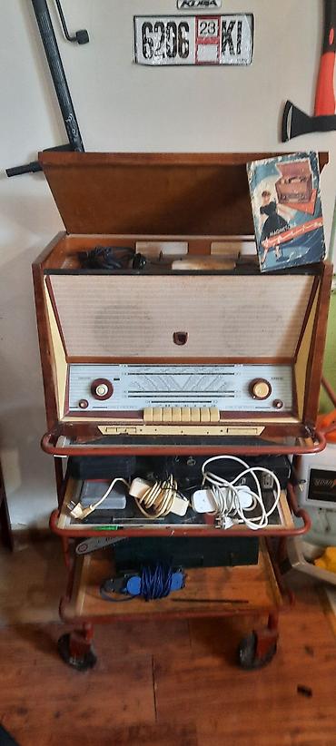 retro gramofon: Retro lampalı radio-grammofon - Korpus: taxta, üst qapaqlı klassik — 1