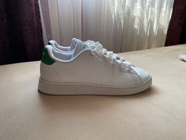 обувь адидас: Белые кроссовки Adidas с низким профилем и зеленой вставкой на