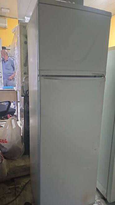 Aspiratorlar: Mətbəxlər üçün nəzərdə tutulmuş ağ rəngli, üst donduruculu soyuducu