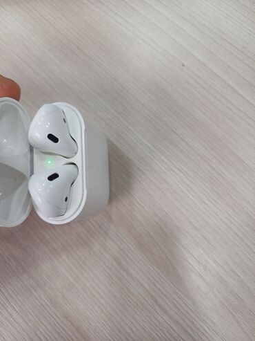 airpods i14: Original airpods 2. ela isleyir, cox az isledilib. hecbir problemi