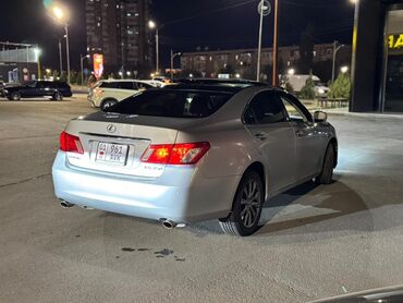 молочное оборудование: Седан Lexus ES 350 серебристого цвета с люком на крыше. Автомобиль