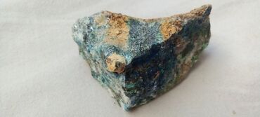 Kristali i minerali: Prirodni mineralni uzorak sa raznim bojama, uključujući plave, zelene — 2