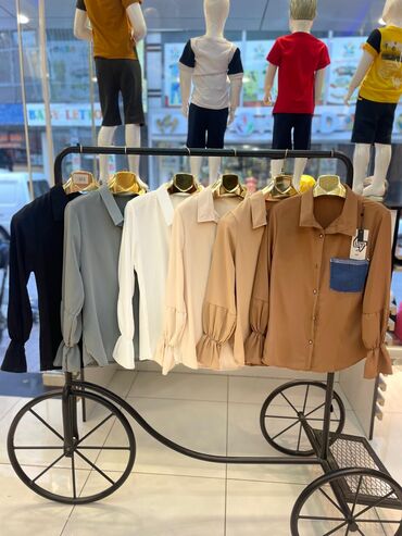 Digər üst geyimləri: Mağaza vitrinindən kişi və qadın geyimləri kolleksiyası - Kişi — 13