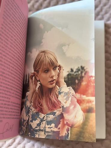 dvd disk: Taylor Swift Lover – Deluxe Album Version 4 kolleksiya kitabçası ve — 4