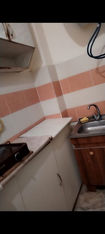 Uzunmüddətli kirayə mənzillər: Bineqedide azadliq metrosuna yaxin 5/1 mertebesi de 1 otaqli ev 300 — 6