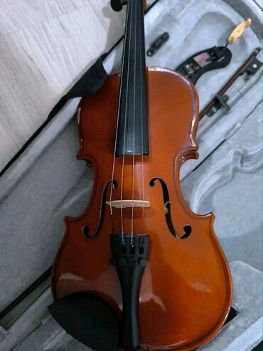 Violine: NA PRODAJU VIOLINA 1/2
Sa kutijom i novim podmetačem
cena 180e — 4