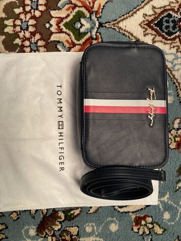 сумки женские: Классикалык сумка, Tommy Hilfiger, Материалы: Жасалма булгаары, Куру жөнгө салынат, Эркектердики, Жаңы