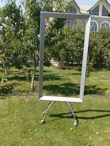 цифровую фоторамку: Большая рама для фотозоны из прочного материала, установленная на
