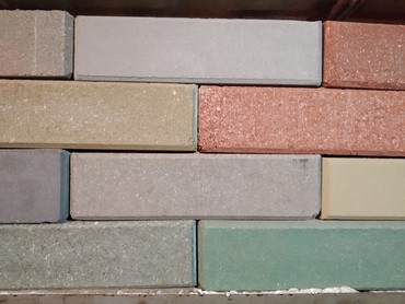 бетонные блоки: Лего кирпич, гипперпресованный, давление 45 тн на 1 квадратный см