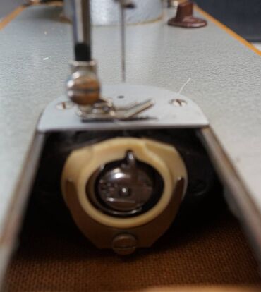 Qədim tikiş maşınları: Tikiş maşını "Podolsk 2M-33" Təzə vəziyyətdə, çox az istifadə olunmuş — 9