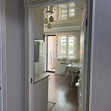 Кухонные гарнитуры: Светлая кухня-столовая с выходом на лоджию.сдаю 1 комнатную квартиру — 1