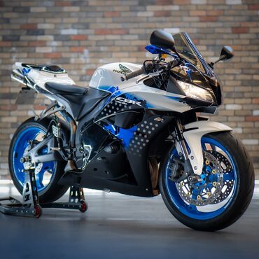роу 6: Honda CBR 600 RR Limited Edition 2009 Байк в прекрасном состоянии!