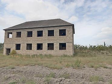 кирпичный завод балыкчы: Satışa təqdim olunur: iki mərtəbəli, böyük ölçülü daş tikili. 30 sot — 4