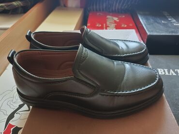 Другая мужская обувь: Продаю туфли размер 36 в отличном состоянии отдам за 500 сомов