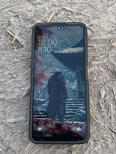Смартфон Redmi с чехлом Adidas - Экран с отверстием под фронтальную