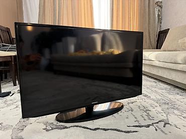 Телевизор Samsung, диагональ около 32–37". Плоская панель, тонкая