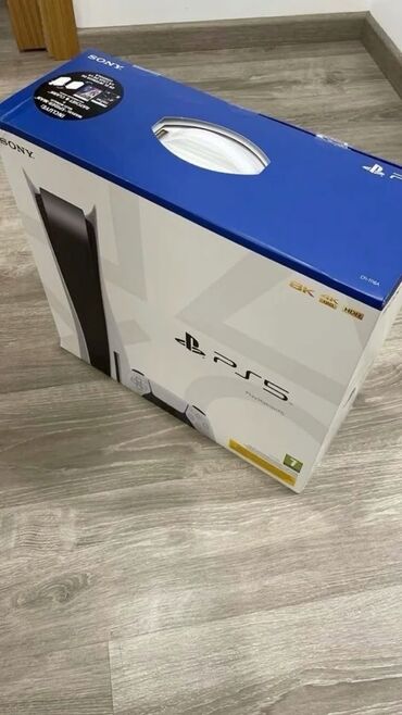 playstation 4 slim 1 tb: Qutudan acilmayan ps 5 1joystic var 6oyun diski papovkadan acilmayib