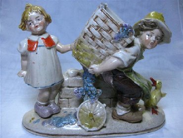 Статуэтки: Статуэтка дети с корзиной производство германия статуэтка номерная