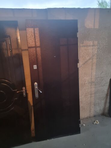 дверь от дома: Продаются б/у двери, с хорошим качеством. Цена договорная