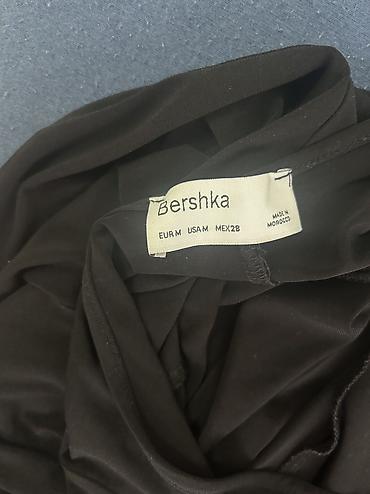 bitkisel mix: Crna midi slip haljina sa tankim bretelama i ukrštenim leđima. - — 4