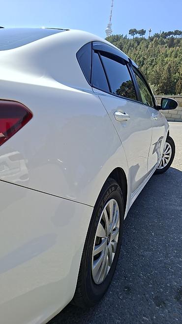 rio kia: Kia Rio sedan – ağ rəng, Azərbaycan nömrə nişanı ilə. Şəhər və uzun — 6