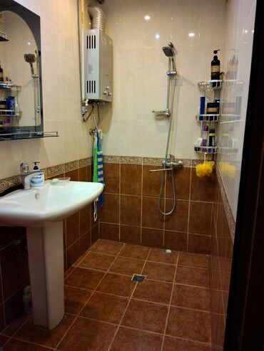 Köhnə tikili: Satılır: 3 otaqlı mənzil. Şəxsi mənzilimdir, kupça var. Bina Diaqnoz — 11