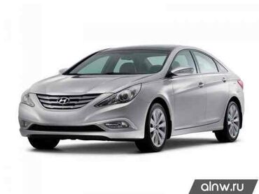 Hyundai: Автомобиль Hyundai Sonata серебристого цвета, элегантный седан с