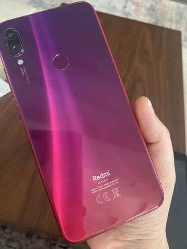 Техника для кухни: Redmi Note 7, parlaq qırmızı-bənövşəyi rəngdə şüşə arxa paneli ilə