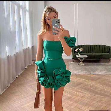 torbice bele: Haljina sa bogatim volanima i 3D cvetom. - Model: asimetrična mini — 2